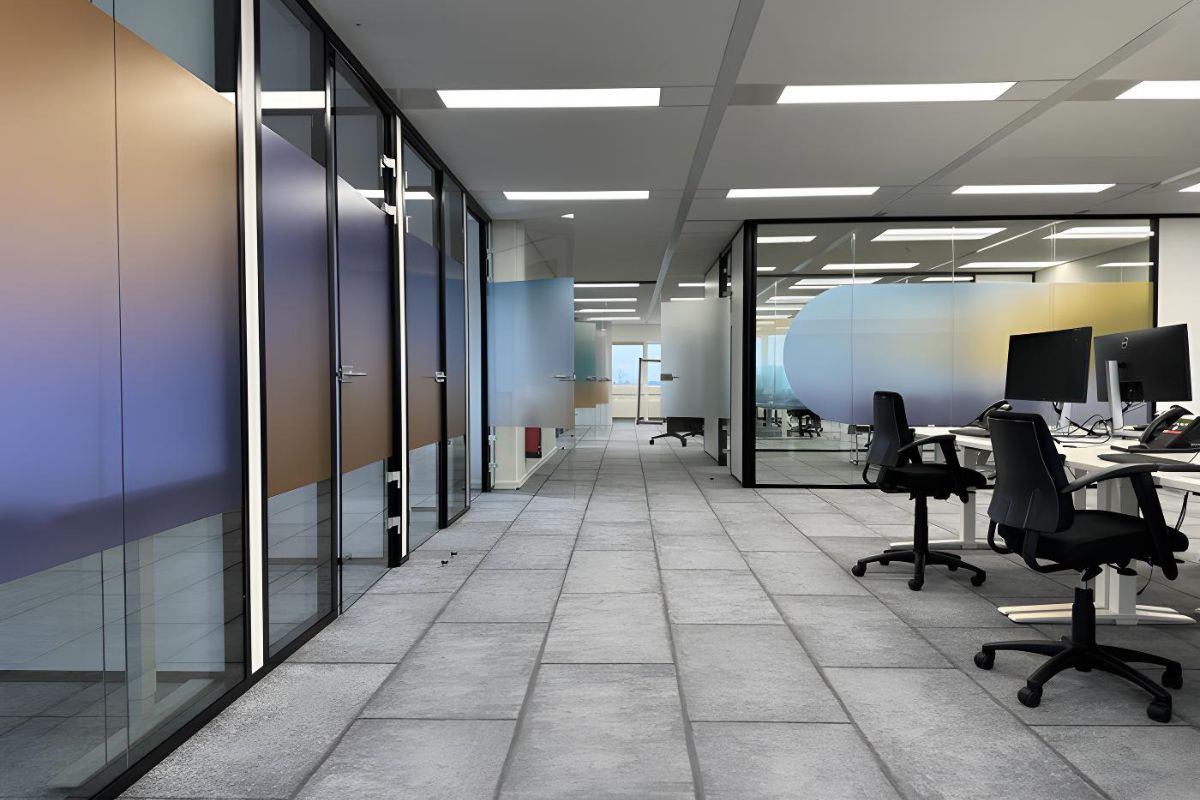 Reamenagement-dun-open-space-grace-aux-cloisons-amovibles-Qovans pour un meilleur confort acoustique