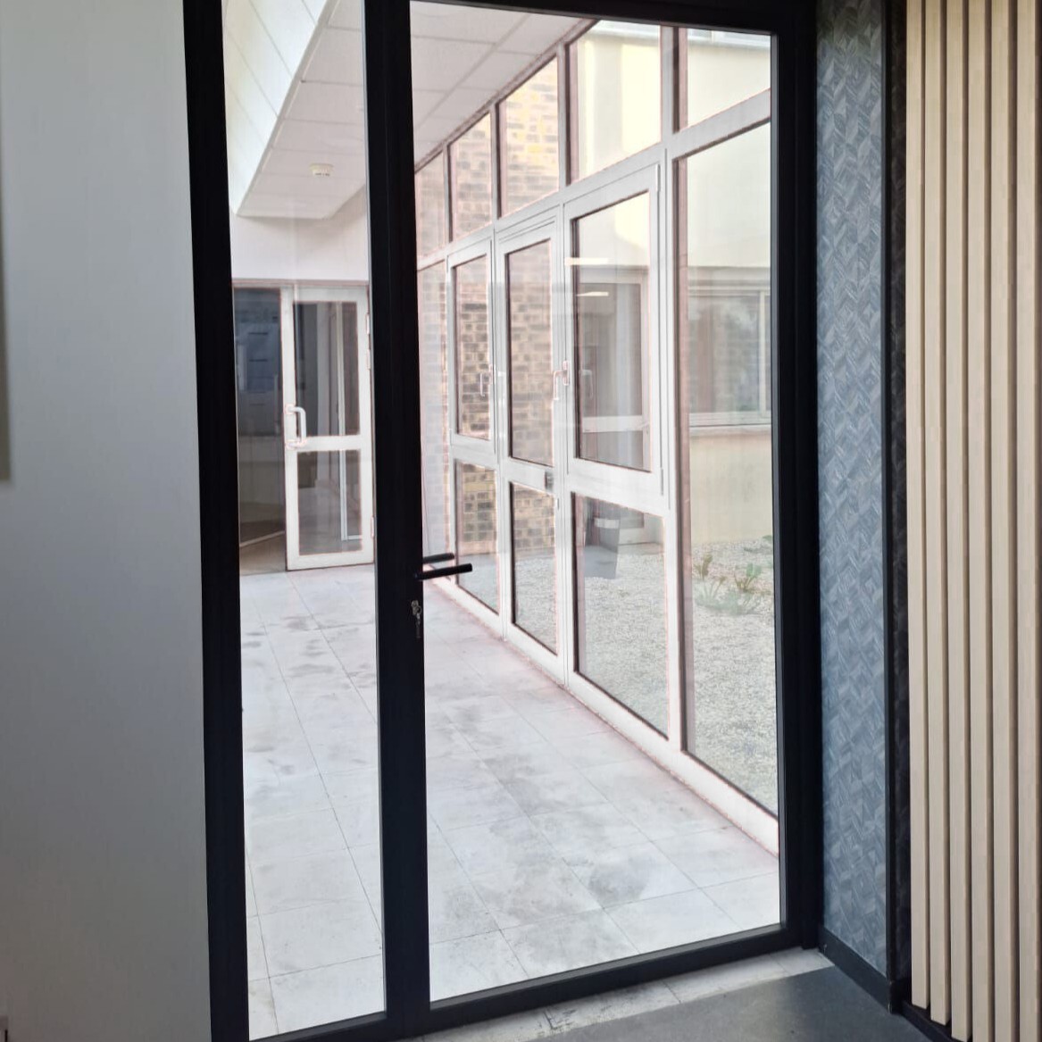 Porte cadre aluminium fine - Qovans®